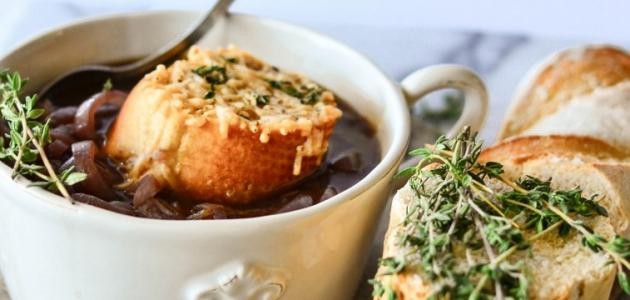 طريقة تحضير شوربة البصل الفرنسية طريقة تحضير شوربة البصل الفرنسية